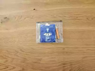 Set comprenant un grattoir, une lampe et un disque de stationnement.